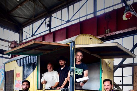 Der &bdquo;Won&ldquo; wird gerade zu einer K&uuml;che umgebaut, damit es auf der sp&auml;teren Baustelle auch etwas zu essen gibt (links Serge Ecker, rechts Misch Feinen)