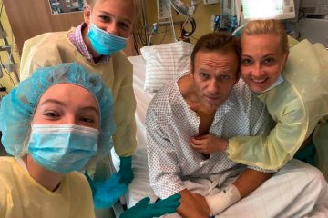 Foto mit Familie / Nawalny meldet sich über Instagram vom Krankenbett