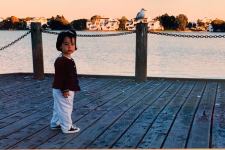 Als Liz zwei Jahre alt ist, zieht ihre Familie nach Amerika, in die Nähe von San Francisco