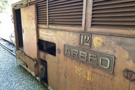 Die gut unterhaltene &bdquo;Mini&egrave;resbunn&ldquo; f&uuml;hrt die Besucher &uuml;ber eine Schmalspurstrecke vom Fond-de-Gras bis nach Lasauvage. Dazwischen f&uuml;hrt ein Abschnitt durch die Grube Doihl &ndash; ein Highlight des Erlebnisses.&nbsp;