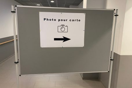 Hier sollen sich die Neulinge für ihre Schülerkarte ablichten lassen