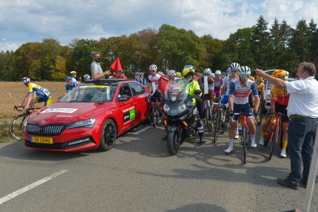 Nachdem die Fahrer am Dienstag streikten, wurde das Rennen 40 Kilometer vor dem Ziel neu gestartet 