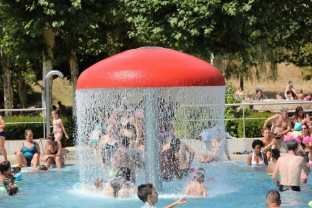 Wenn es ewig nicht regnet, l&auml;sst man sich umso lieber im Freibad berieseln, zum Beispiel in Oberkorn (Dieses Foto entstand allerdings lange vor der Pandemie, n&auml;mlich 2018)&nbsp;&nbsp;
