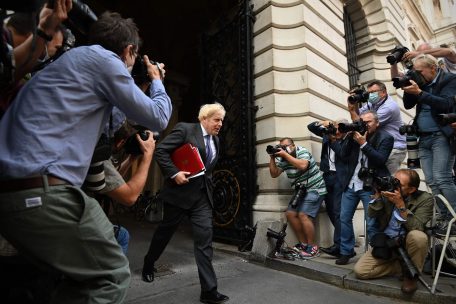 Großbritannien / „Nachlässigkeit könnte uns zu Fall bringen“: Johnson erlässt neue Corona-Einschränkungen