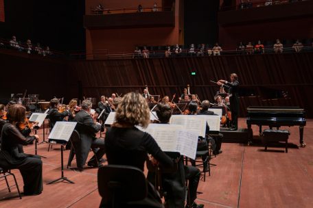 Alain spannt den Bogen / Es geht wieder los in der Philharmonie!