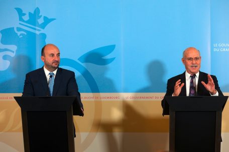 24. September 2015: Der damalige Wirtschaftsminister Etienne Schneider stellt den US-Ökonomen Jeremy Rifkin der Presse vor.