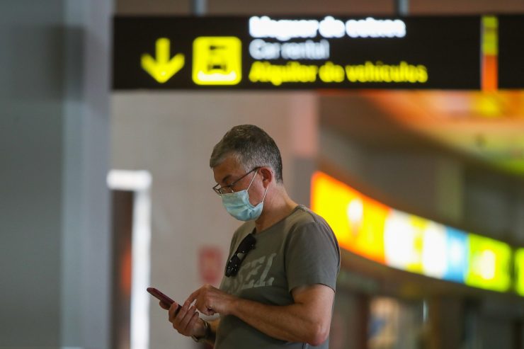 Sicher reisen / Darauf kommt es bei Masken im Zug und Flugzeug an