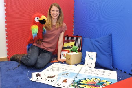 Dieses Bild aus Januar 2019 zeigt Pascale Engel de Abreu mit dem Lala-Maskottchen und anderen Lernmaterialien, die zu dem Projekt geh&ouml;ren