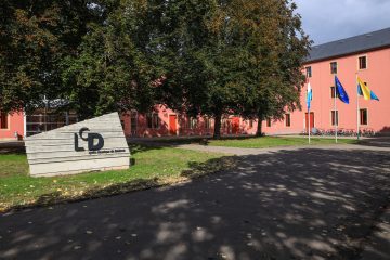 Eklat um Kleider-Karikatur / LCD-Schülerin vom Unterricht ausgeschlossen