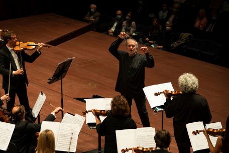 Dirigent Gergiev kennt seine Musiker ganz genau 