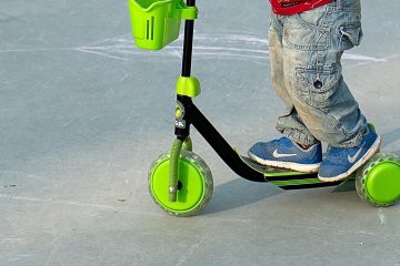 Esch / Kind auf Tretroller gerät auf Straße – Auto kann nicht mehr ausweichen