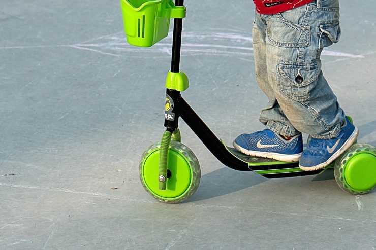 Esch / Kind auf Tretroller gerät auf Straße – Auto kann nicht mehr ausweichen