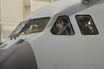 Zeremonie am Flughafen / Charlie-Tango-01 stellt sich der Öffentlichkeit