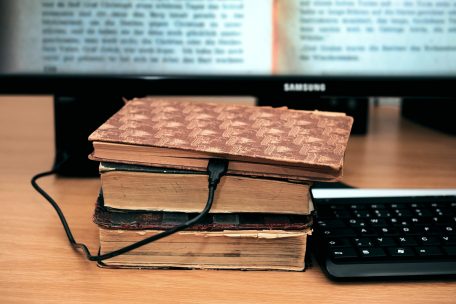 Fiktioun / Ech sinn e Buch: Ee Plädoyer fir d’Buch an de Print