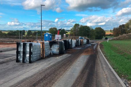 Das Abladen der Container dürfte einige Zeit in Anspruch genommen haben
