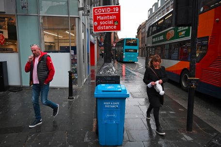 Großbritannien / Johnson verhängt weitere Corona-Einschränkungen