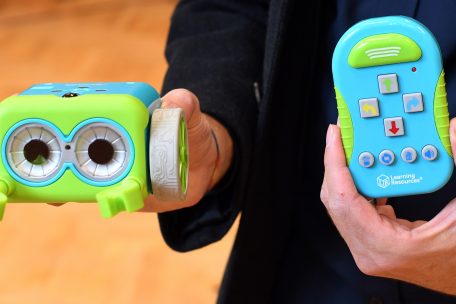 Der Roboter Botly samt Fernbedienung