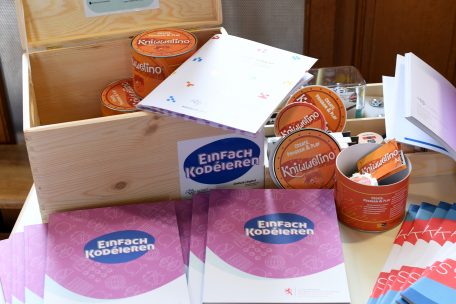 Diese Holzkiste mit Material zum Coding wird den Schulen zur Verf&uuml;gung gestellt