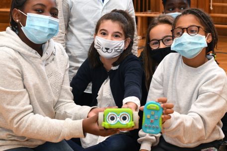 Sch&uuml;ler des Zyklus 4.1 in Bonneweg zeigen den Roboter Botly in die Kamera