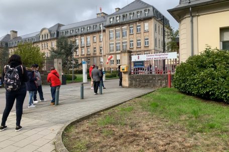 Privatlabore / Fast zwei Stunden Warten in der Kälte: Privatlabore kämpfen mit dem Test-Andrang