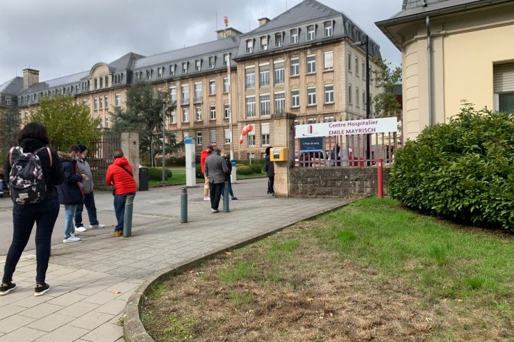 Privatlabore / Fast zwei Stunden Warten in der Kälte: Privatlabore kämpfen mit dem Test-Andrang