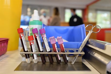Blut für Analysen werde zusätzlich zur Spende abgenommen, um das gespendete Blut auf mögliche Krankheiten zu prüfen