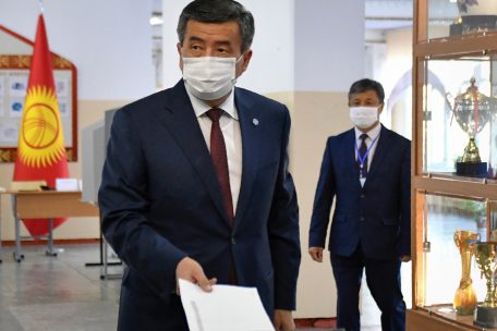 Nach blutigen Protesten / Der Präsident von Kirgistan tritt nach gefälschter Parlamentswahl zurück