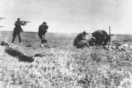 Einsatzgruppen ermorden J&uuml;din mit Kind auf einem Feld in Ivanhorod, Ukraine, wahrscheinlich 1942. Vier M&auml;nner scheinen ein Grab zu schaufeln. Fotograf unbekannt. 