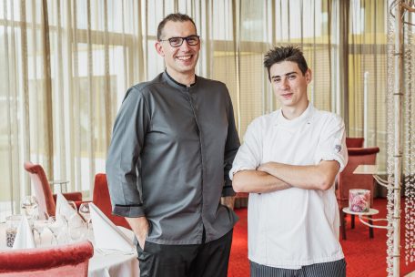 Küchenchef François Jagut und seine neue rechte Hand, Souschef Loïc Martinez, geben ab sofort den Ton in der Küche von „Les Roses“ an