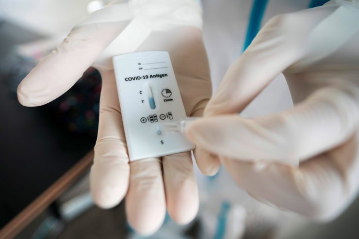 Schnelltests / Belgien bestellt mehrere Millionen Antigen-Testkits, Luxemburg analysiert noch