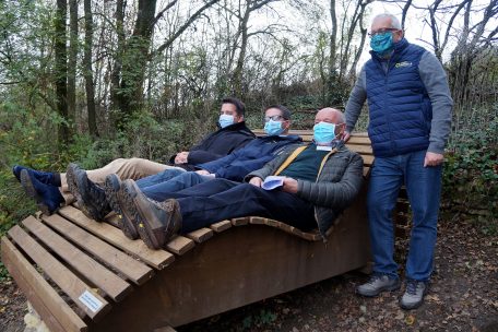 Neuinstallierte Ruheinsel auf dem Lelliger Plateau: Liegeprobe mit Minister Lex Delles, Bürgermeister Jempi Hoffmann und SI-Präsident Josy Fisch (v.n.l.r.). ORT-Präsident Gilles Estgen genießt die Aussicht stehend.