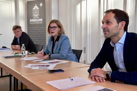 City-Manager Claude Leners, Ressortsch&ouml;ffin Josiane Di Bartolomeo-Ries und B&uuml;rgermeister Dan Biancalana bei der Pressekonferenz am Donnerstag