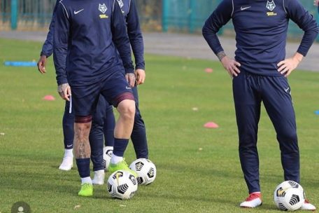 Der ehemalige Niederkorner Aleksandre Karapetian (r.) f&auml;delte den Transfer ein