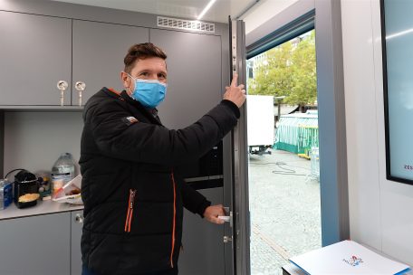 Mit verschiedenen Utensilien k&ouml;nnen die Beamten den Besuchern verschiedene Pr&auml;ventionsma&szlig;nahmen zeigen. Dabei ist J&eacute;r&ocirc;me Schroeder nicht nur Experte f&uuml;r Sicherheitst&uuml;ren.&nbsp;