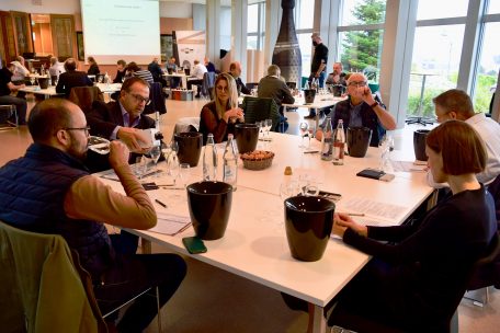 Strenge Prüfung und intensive Beratungen unter den Juroren gehen der Bewertung voraus: Goldmedaille bekamen nur Crémants, die mit mindestens 17 Punkten bewertet wurden.