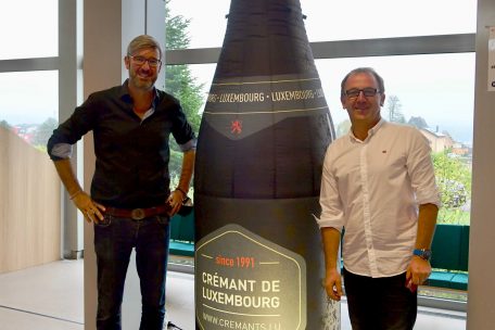 Weinkontrolleur Dr. André Mehlen (l.) und der Direktor der „Fédération nationale des producteurs et élaborateurs de Crémant“ aus Frankreich, Olivier Sohler, wachten über die Einhaltung der strengen Bewertungskriterien während des Wettbewerbs