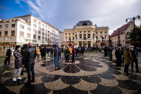 Schlangestehen beim Massentest: In der Slowakei wurden am Samstag gut 2,5 Millionen Menschen und damit fast die H&auml;lfte der Bev&ouml;lkerung getestet&nbsp;