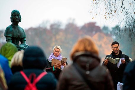 Dann wird halt drau&szlig;en gesungen: Die schwedischen Opernstars Charlotta Huldt und Michael Schmidberger in Stockholm