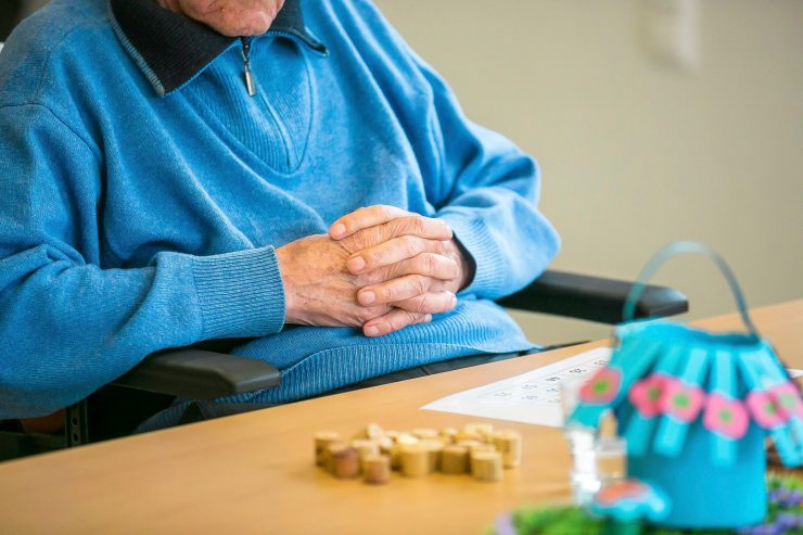 Corona-Pandemie / Erzieherin aus Altersheim spricht Klartext: „Erschreckend, wie schnell das Virus einen Weg findet“