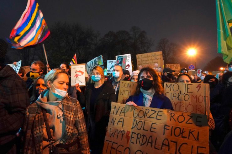 Polen / PiS-Regierung von Frauenprotest in Ecke gedrängt