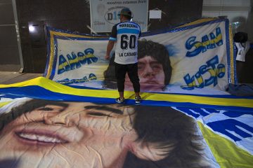 Argentinien / Nicht nur an der Hand gesegnet: Fußball-Legende Maradona nach Kopf-OP wohlauf