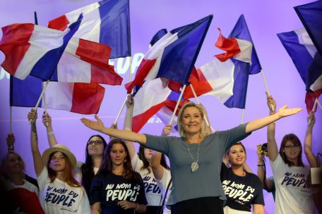 Marine Le Pen r&ecirc;ve, pour l&rsquo;&eacute;lection pr&eacute;sidentielle du printemps 2022, d&rsquo;un &bdquo;effet Trump&ldquo; en faveur de l&rsquo;extr&ecirc;me droite populiste qu&rsquo;elle-m&ecirc;me incarne en France