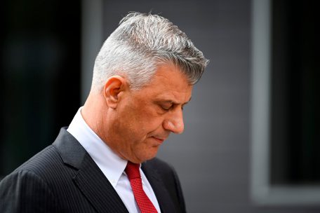Kosovo / Schlinge um die Schlange: Präsident Hashim Thaçi ist angeklagt - und abgetreten