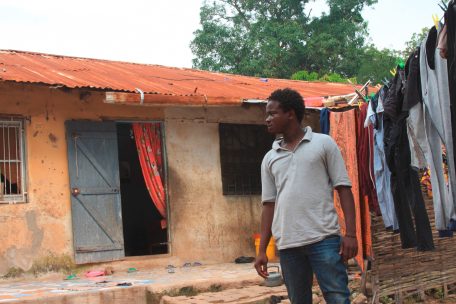 Senegal, Ziguinchor: Boubacar Badji steht vor seinem Zuhause. Er tr&auml;umt davon, nach Europa zu gehen.