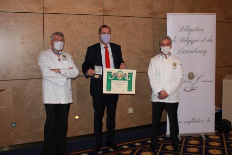 Dominique Michou (l.), Präsident der Delegation Belgien und Luxemburg, nahm den französischen Botschafter in Luxemburg, Bruno Perdu (Mitte), in die Reihen der „Academie culinaire de France“ auf. Die feierlichen Insignien überreichte Delegations-Vizepräsident Alain Clos. 