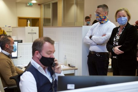 Gesundheitsministerin Paulette Lenert (1. von rechts) und Luxair-Direktor Gilles Feith (2. von rechts) bei der Besichtigung des Contact-Tracing-Zentrums