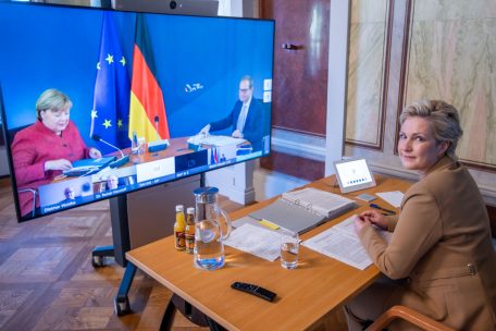 Deutschland / Nach den Corona-Beratungen mit den Ländern wird Angela Merkel kritisiert