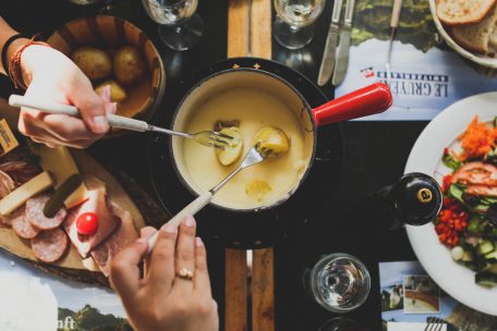 Fondue ist eine gesellige Mahlzeit – Ketty Thull sagt dazu „Wie echte Freunde sitzt man ‚zusammen’ am Tisch“