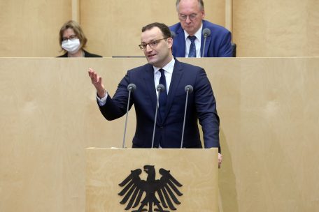 Deutschland / Das neue Infektionsschutzgesetz wird unter heftigen Protesten der AfD verabschiedet