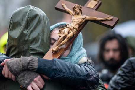 Deutschland / „Vater unser“ und lautstarke Parolen – Polizei löst die Corona-Demo in Berlin auf